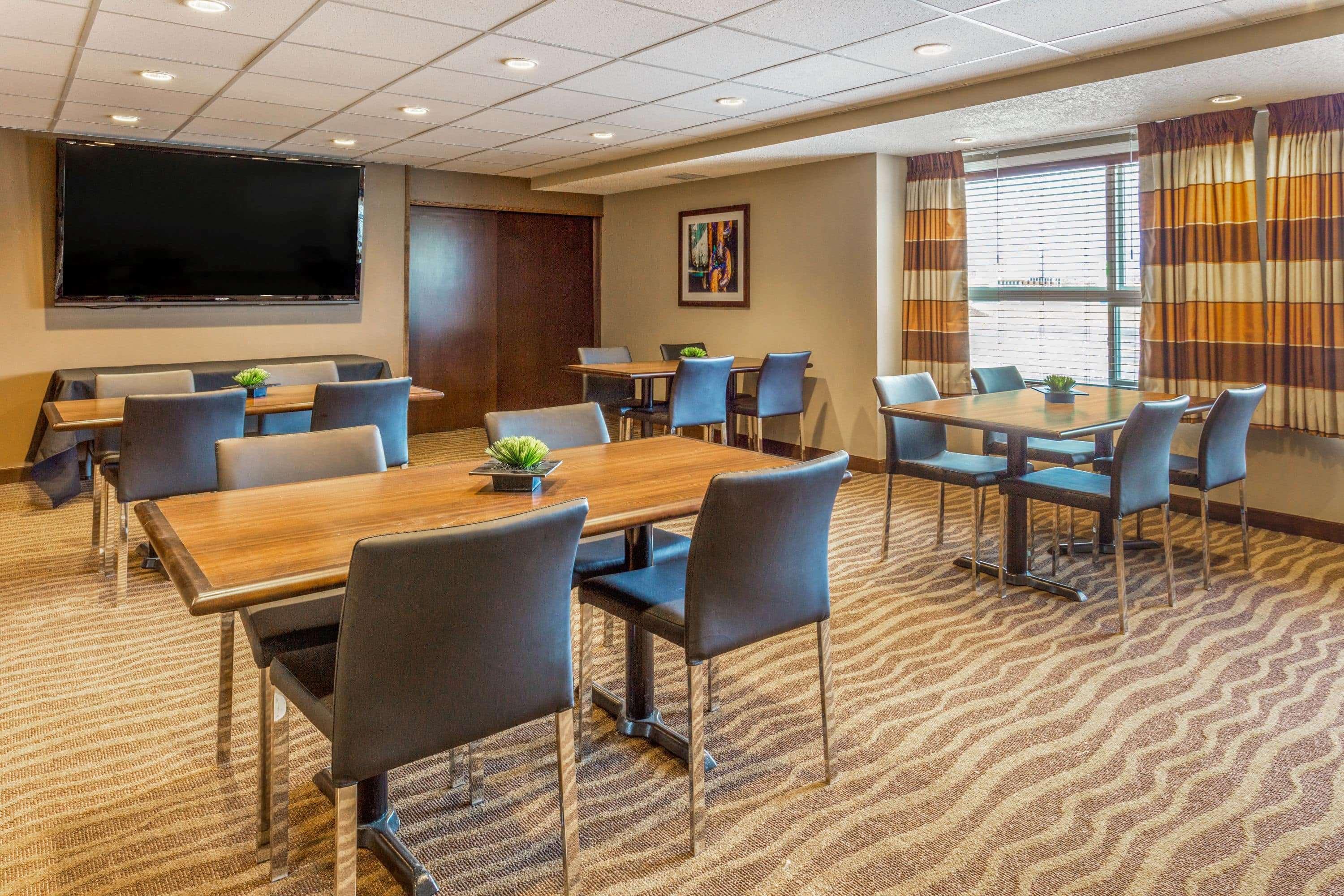 Microtel Inn & Suites By Wyndham Whitecourt Exterior foto