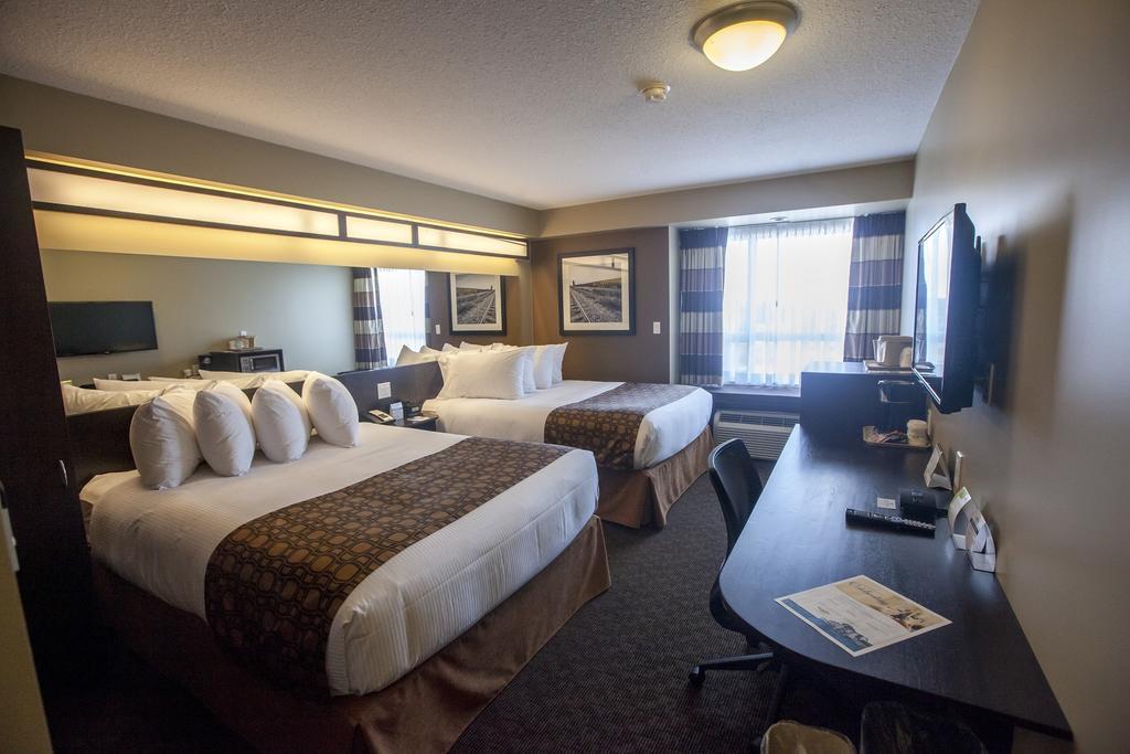 Microtel Inn & Suites By Wyndham Whitecourt Exterior foto