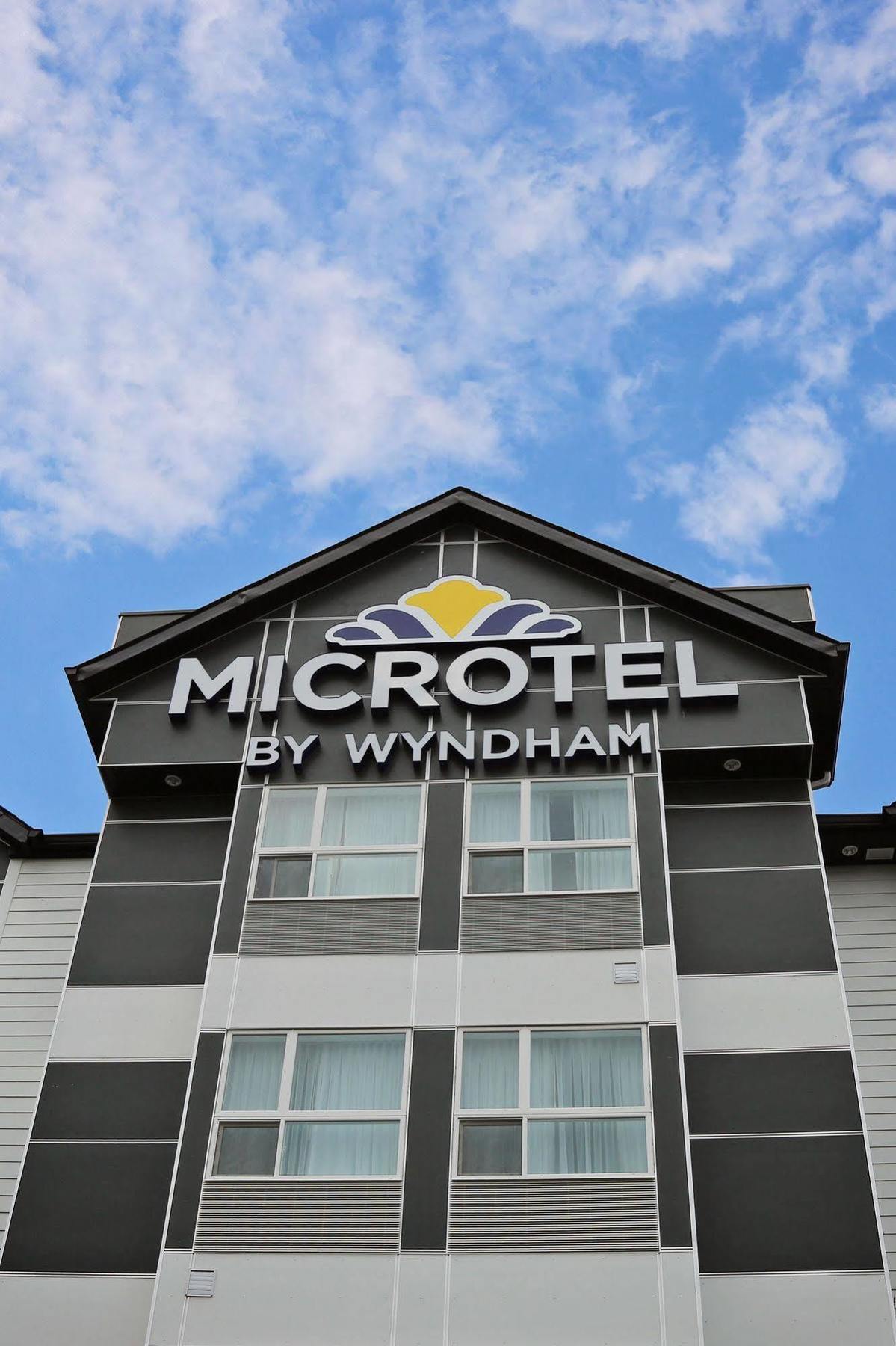 Microtel Inn & Suites By Wyndham Whitecourt Exterior foto