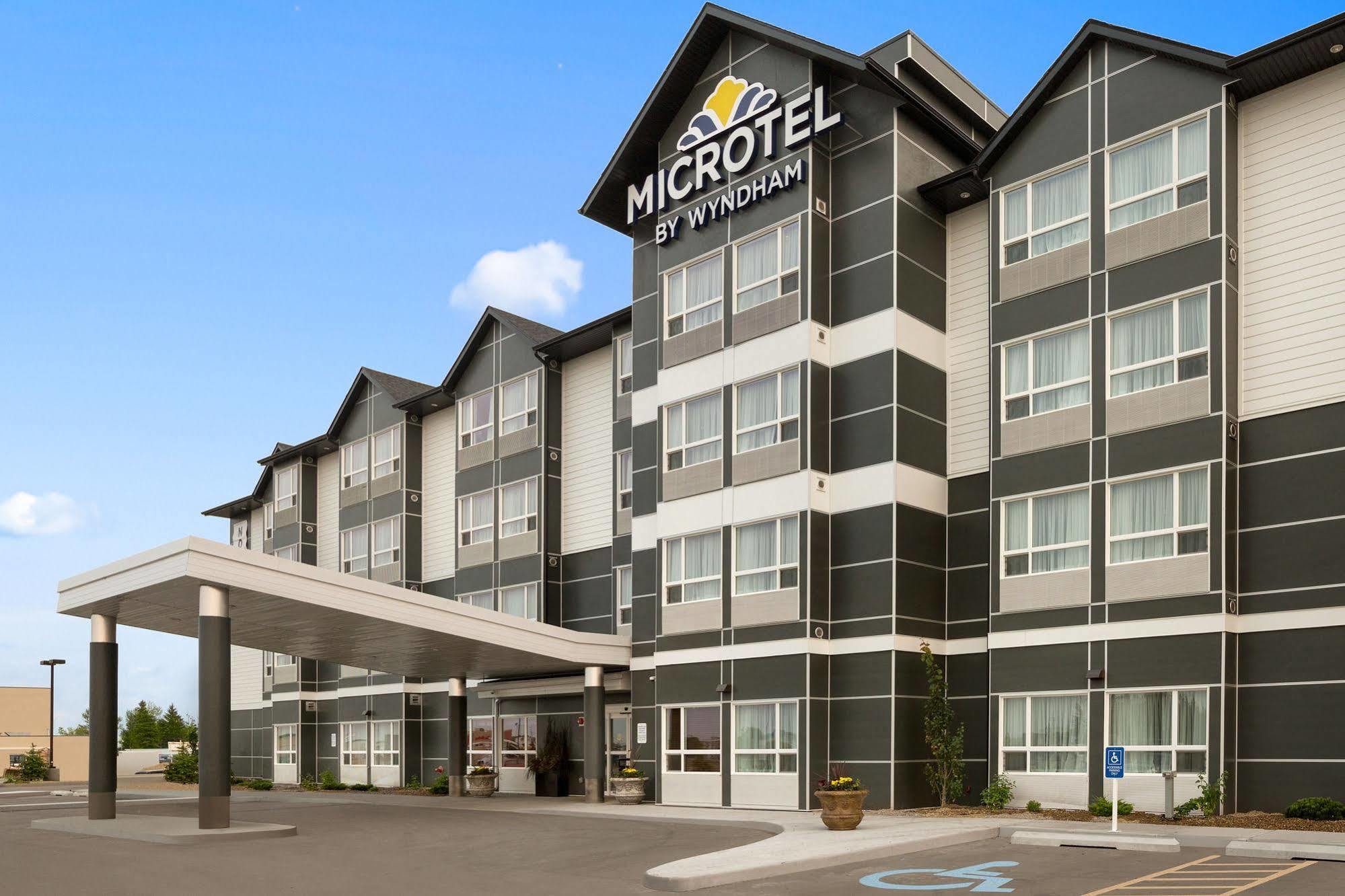 Microtel Inn & Suites By Wyndham Whitecourt Exterior foto